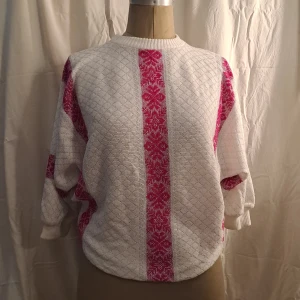 Stickad tröja - Stickad topp med glitter. 💖Ärmarna är inte så långa. Färgen är mer likt barbie rosa. Pris är diskuterbart vid snabb affär. Storlek M, men kan nog passa xs-L, beroende på hur man vill att den ska sitta. 😊