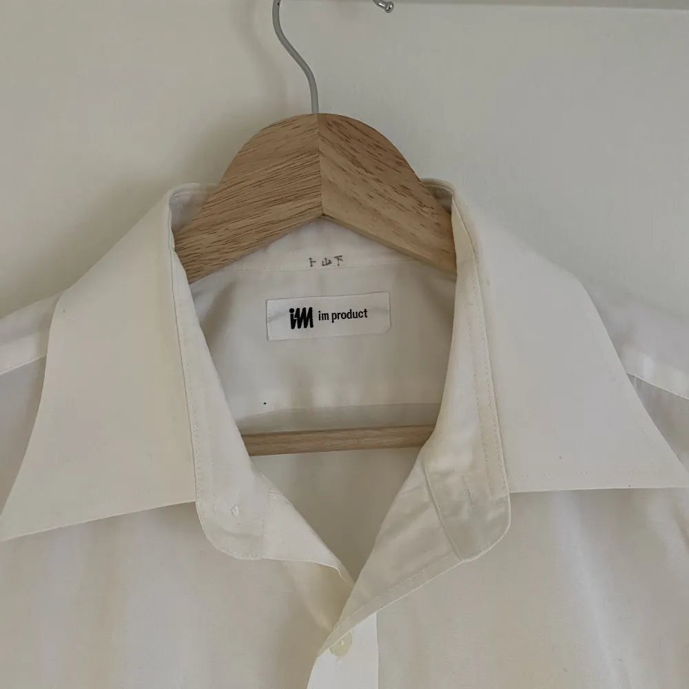 En kortärmad vit skjorta från en av Issey Miyakes diffusionslinjer, Im product. En stabil sommarskjorta i ordentligt bra material.  Storlek M, sitter lite för tight på mig.  Väldigt bra o clean som basic skjorta😎. Skjortor.