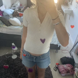 Blus - Snygg blus/pikétröja från Zara med unika knappdetaljer🤩 Stretchig!