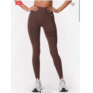 Tights från Stronger som använts bara 1 gång. Säljes pga att jag helt enkelt inte använder dem. Nypris för byxorna just nu är 419kr.