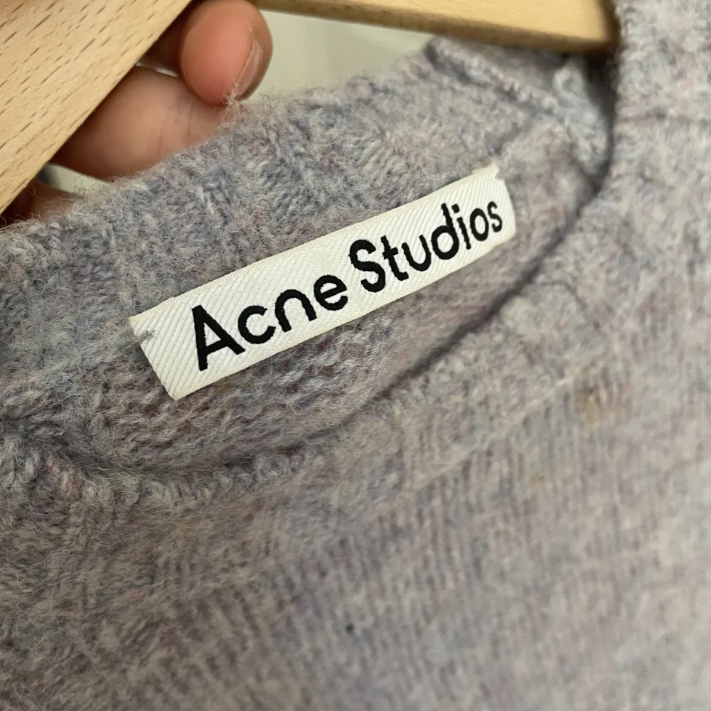 Iprincip oanvänd acne studios 100% wool styckad tröja, storlek L men sitter som M, unisex, köpt på Acne Studios normallmstorg. Pris kan alltid diskuteras. Stickat.