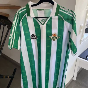 Real el bits tröja - Denna tröjan som bellerin gjorde känd riktigt snygg l men notera att det är slim fit