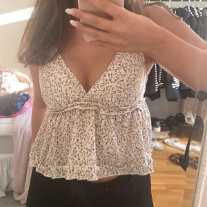 Blommig topp - Blommig topp, storlek M. Nyskick 