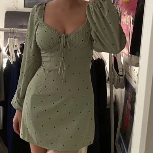 Sommarklänning - lägger ut igen pga oseriös köpare ⚡️ säljer min vackra klänning från missguided petite, endast använd 1 gång 🤍 strl 38 men sitter som 36 