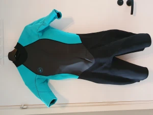 Våtdräkter  - Fint skick! Den turkosa är strl 42 De blå är 48 resp 52