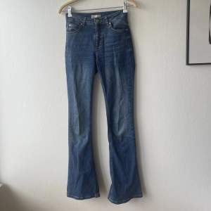 Flared jeans från Gina i bra skick, de är storlek s och på bilden ser du hur de sitter på mig som är 174, säljer dem för att jag tycker de är lite för korta.