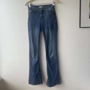 Jeans - Flared jeans från Gina i bra skick, de är storlek s och på bilden ser du hur de sitter på mig som är 174, säljer dem för att jag tycker de är lite för korta.