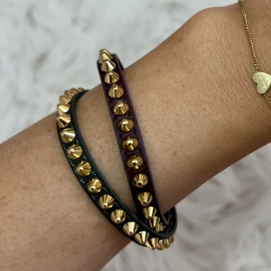 Nitarmband - Läderarmband med nitar på från Edblad. Den ena är mörkgrön och den andre är mörkröd. Köper man ihop kostar dem 300kr. Separat 200kr st. Knappt använda så dem är i nyskick.