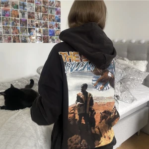 Travis hoodie - Travis scott hoodie med fett tryck i fram och bak! storlek M, passar även S 🖤🖤🖤 endast testad, som ny