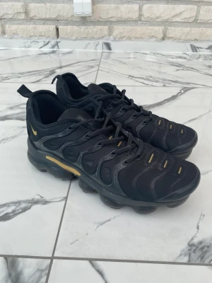 Nike vapormax  - Säljer dessa snygga vapormax i storlek 43. Endast använda 2 gånger och är i riktigt bra skick. Faller inte mig riktigt i smaken och ligger bara hemma, så släpper dom för ett billigt pris.