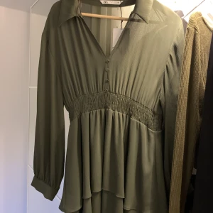 Klänning från Zara - Jättefin klänning från Zara som funkar både till fest och vardags! Älskar färgen men den är lite för kort på mig:(❤️‍🔥❤️‍🔥 Aldrig använd lapp kvar