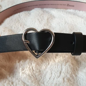 Hjärtbälte  - Bälte/skärp med hjärta i läderimitation