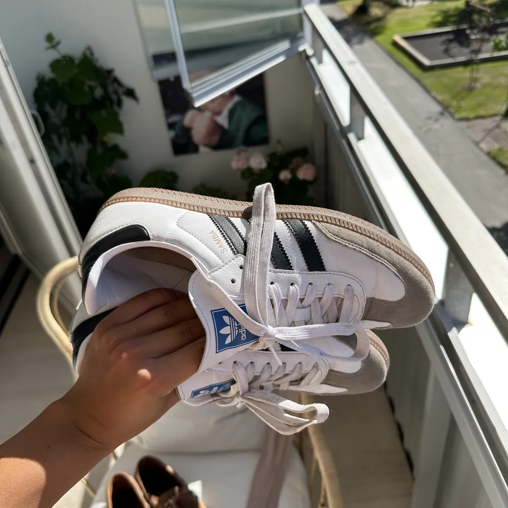 Säljer nu iväg mina adidas sambas då de aldrig riktigt kommit till användning, i fint skick men såklart syns att det är använda ett fåtal gånger.. Skor.