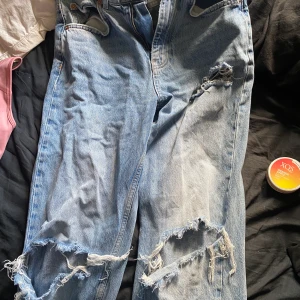 Jeans med slitningar - Ett par supercoola jeans från Gina! Dessa har ett otroligt bra skick säljer tyvärr dom då dom har blivit försmå på mig🩵 kom pm för fler bilder🩵