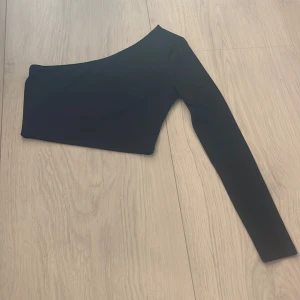 One shoulder tröja - One shoulder tröja ifrån SHEIN, använd 1 gång 