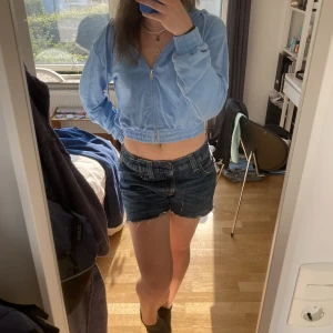 Zip-up hoodie  - Säljer denna blåa zip-up hoodie från hm. 