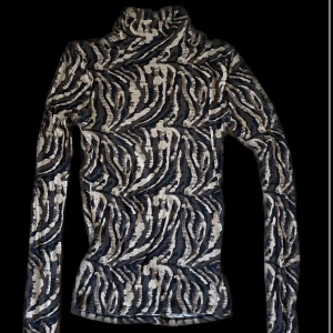 Mönstrad polo - Polotröja i brunt mönster, i gott skick 🤎