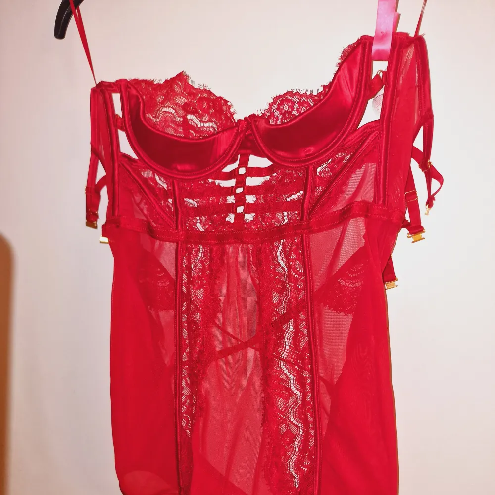 Så himla snygg lingerie i limited edition jag köpte förra eller förrförra året. Den finns inte kvar att köpa längre och har endast användts 1 gång på alla hjältans dag. Så den är i perfekt skick och är i st 75B ca ska kolla mer 🫶 Köptes för ca 800-9. Övrigt.