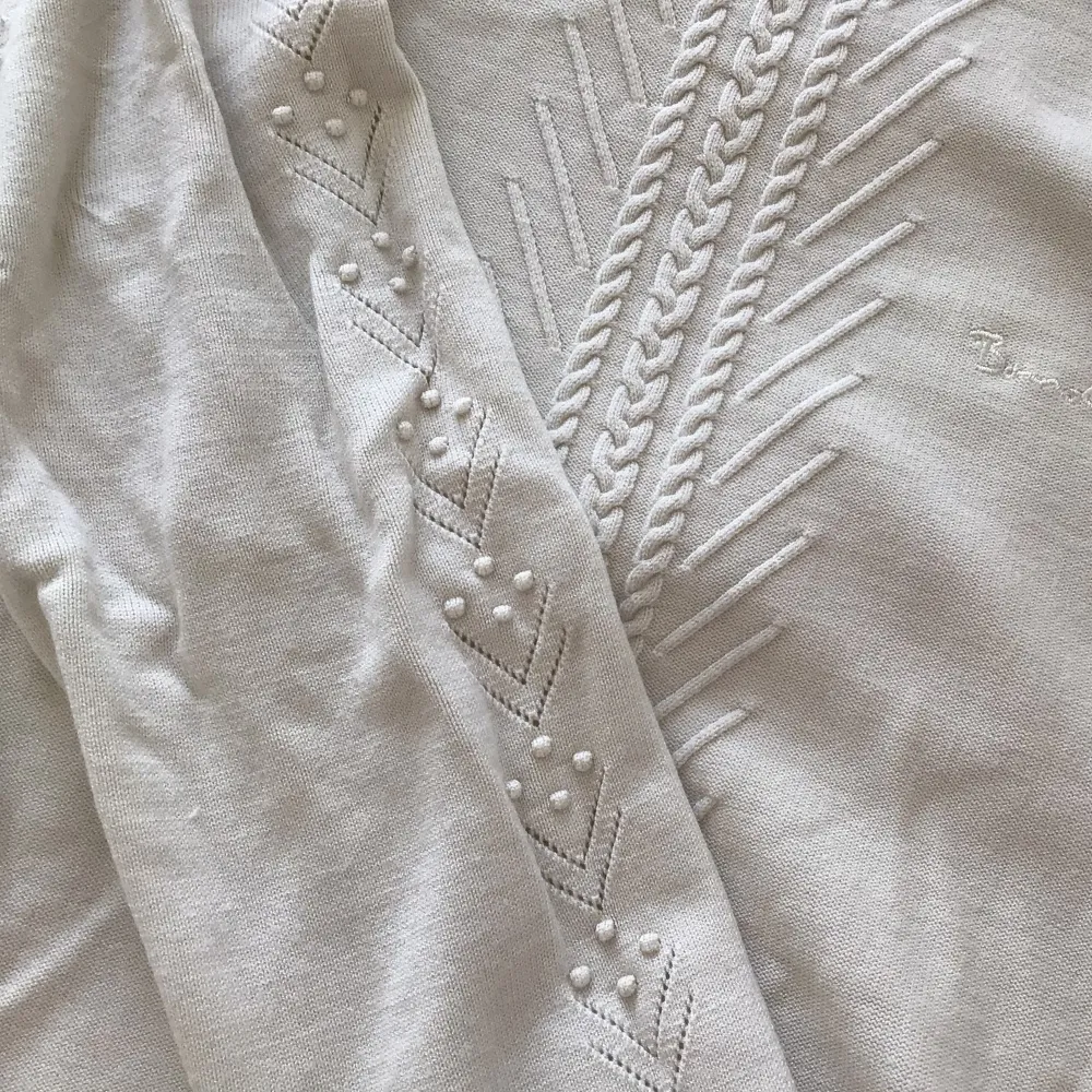 Superfin stickad tröja med gulliga dekorationer! 😻🤘🏼 Sparsamt använd, inga fläckar och inga hål! 💞💐 Storlek: S🪩🍸. Stickat.
