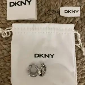 Säljer min suuuupereleganta örhängen från DKNY då dem aldrig kom till användning efter att jag fick dem i present💔  Pris kan diskuteras. Köparen står för frakt! 