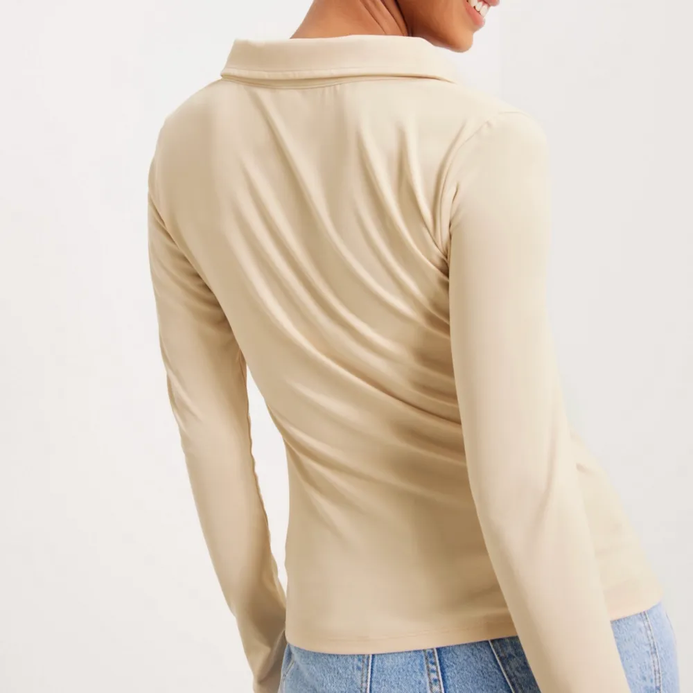 Superfin beige skjorta med knappar i mitten och super fint/skönt material som har stretch i sig. Storlek S/M 🌺. Toppar.