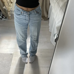 Levis jeans - Har en fläck som syns på sista bilden. Modellen ribcage straight, passar xs-s 🥰