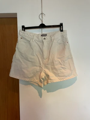 Beiga jeansshorts - Shorts från Lindex. Mjuka och bekväma. Medellånga. Bra skick använd endast fåtal gånger. 