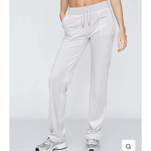 Juicy byxor - Juicy byxor i quite gray strl S Ett litet hål i fickan men annars inga synliga defekter original pris 1200kr Pris kan diskuteras 