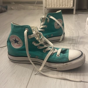 Converse - Säljes dessa gröna Converse😍storlek 37, använda en del, 25,5 cm