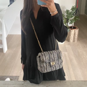 Handväska  - Säljer denna superfina handväskan pga att jag har köpt en ny handväska. Helt ny, med prislappen kvar💓