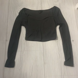 Långärmad tröja  - Fin mörkgrå långärmad tröja, aldrig använd från SHEIN🤗endast testad 🤗säljer då den var för stor för mig