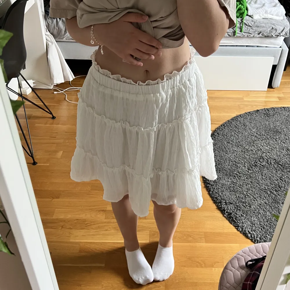 En vit kjol från SHEIN som jag aldrig använt, bara testat, då jag aldrig fått användning av den. . Kjolar.