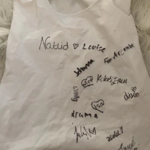 Autograf - ÄKTA autograf tröja som jag fått skriven på ”heyo” / nattid, louise, Johanna, fam arcombe, nina, kokosellen, bvme?, liama?, isa, disen, julia, två till