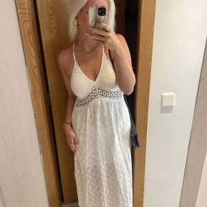 Vit långklänning  - Säljer min vitalångkläning. Den har inte riktigt en storlek men skulle säga att den passar S/M💕💕 350kr + frakt Priset går att diskuteras  Den är även jättefint öppen i ryggen.