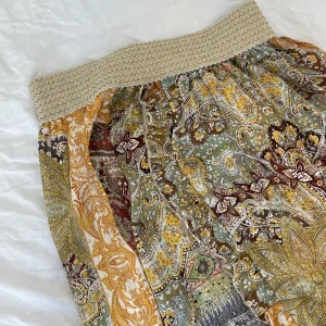 Mönstrad kjol - Jätte fin kjol. Den är lång och passar mig perfekt som är 173. Har vanligtvis xs-s i kjolar men kjolen har resår så den anpassar sig.