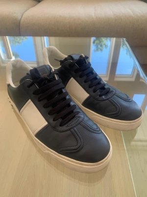 Valentino flycrew  - Valentino flycrew i grymt skick! Storlek 41 men sitter större! Ingen låda eller annat! Sparsamt använda. Saknas 4 spikar totalt men inget som direkt märks. Skriv för fler bilder! Färgen är mörkblå  Möts upp i Stockholm 