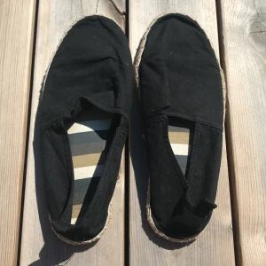 Espadrillos - Säljer dessa skor i storlek 42 från hm.