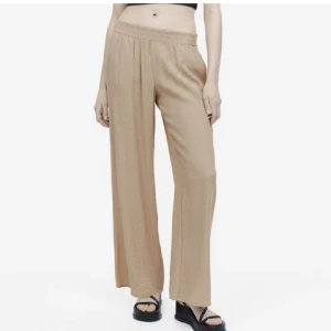 Crêppad beiga byxa - Säljer ett helt nytt par crêppade byxor i storlek M men passar också L, helt oanvända bara testade, dwm är otroligt sköna och luftiga, har väldigt stretchig midja så passar många, dem går ha både lågmidjade och midwaist, likar linnebyxor (: