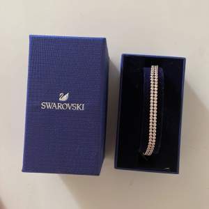Swarovski armband i Roseguld med diamanter. Ny, oanvänd. Köpt för 1500kr