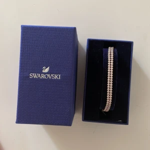 Swarovski armband  - Swarovski armband i Roseguld med diamanter. Ny, oanvänd. Köpt för 1500kr