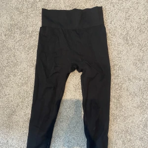 Träning  - Ribbade Träningstights från hm🩵