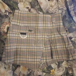 Unik shorts kjol från Bershka. Säljer den då jag aldrig använder den. Skriv om du vill ha flera bilder eller har några frågor 🤍