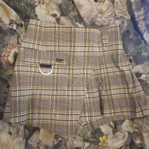 Unik shorts kjol från Bershka. Säljer den då jag aldrig använder den. Skriv om du vill ha flera bilder eller har några frågor 🤍