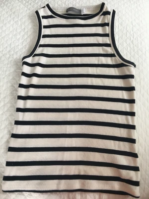 Linne från mint velvet  - Storlek: XS  Tvättas I 30 grader.  100% bomull  I perfekt skick och bara använts 2 gånger. Naturligtvis tvättat. 