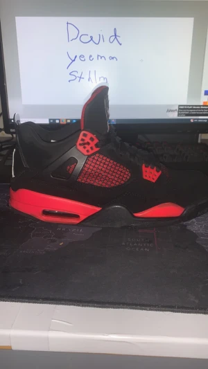 Jordan 4 red thunder - Perfekt skor till sommaren som står ut Kvitto Samt stockx tag och kontoutdrag finns för äkthetsbevis  Använd runt 10 gånger därav det billiga priset  Skoboxen medföljer samt stockx tagen  Pris kan diskuteras 