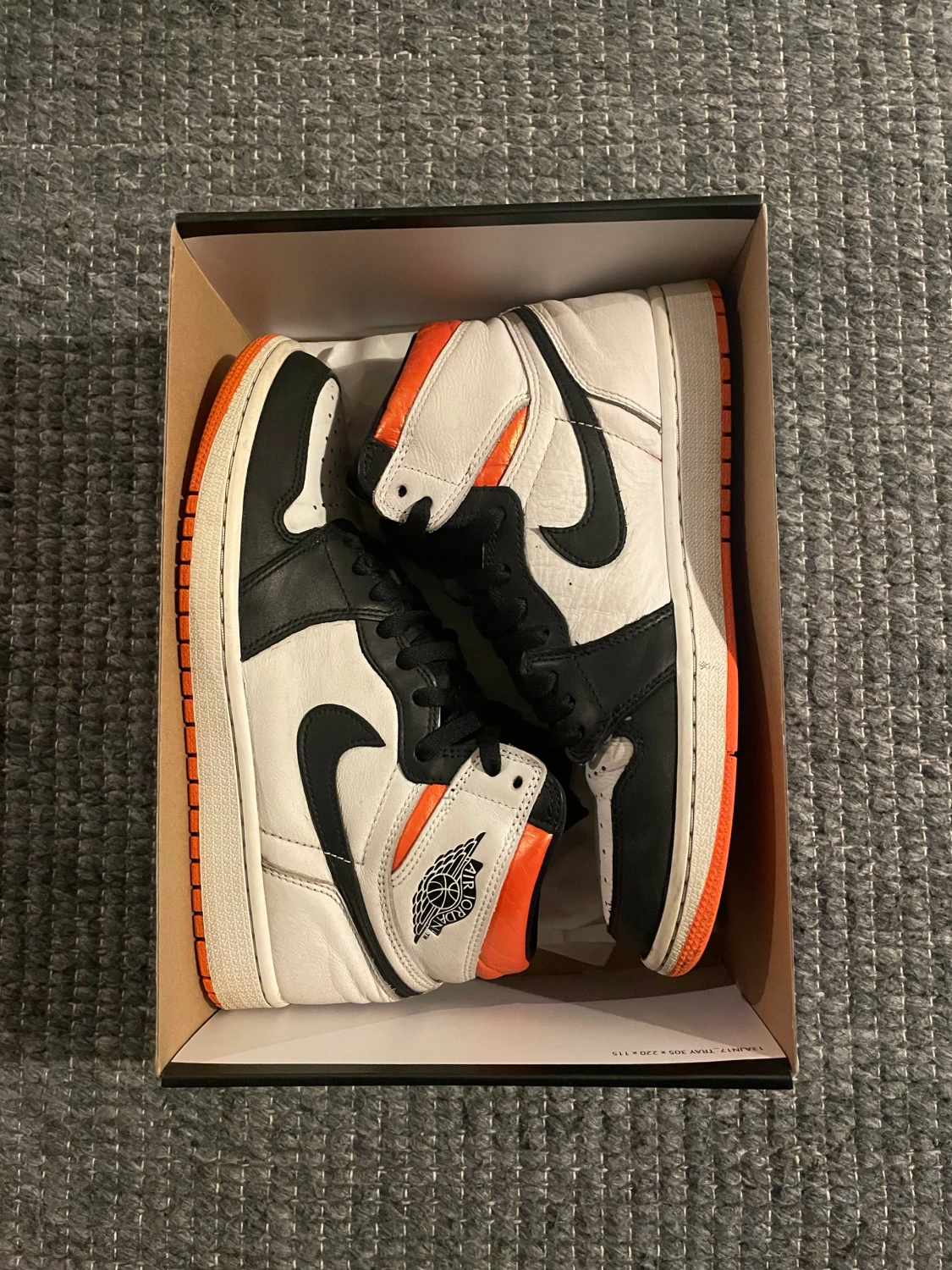 Jordan 1 High electro orange 