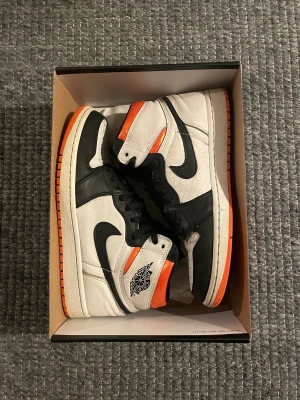 Jordan 1 High electro orange  - Nyskick  Storlek: 42,5  Inköpta från SNKRS NIKE  kan gå ner i pris vid snabb affär 