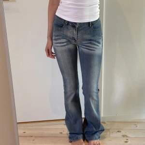 Väärldens snyggaste lågmidjade flare jeans, långa på mig som är 174cm! Supersköna och stretchiga så passar både storlek 34 och 36, jag brukar ha 36 💕