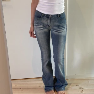 Lågmidjade jeans - Väärldens snyggaste lågmidjade flare jeans, långa på mig som är 174cm! Supersköna och stretchiga så passar både storlek 34 och 36, jag brukar ha 36 💕