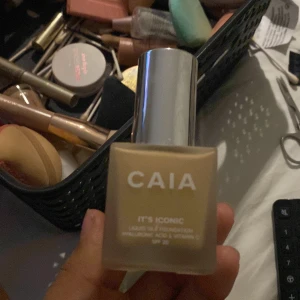 Caia foundation  - Säljer för 70 kr. I färgen 1W aldig anvönt bara testat på handen 